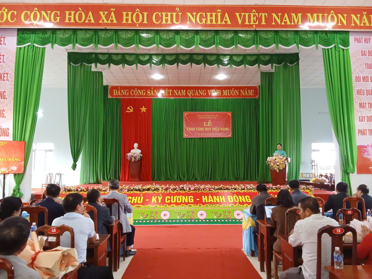 quang cảnh lễ trao tăng huy hiệu đảng